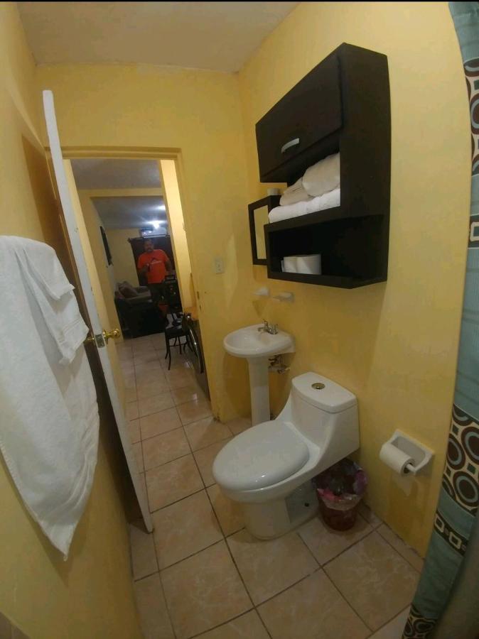Casa Vicky Alojamiento Para Vacaciones Y Tramites Consulares Juárez Exteriör bild
